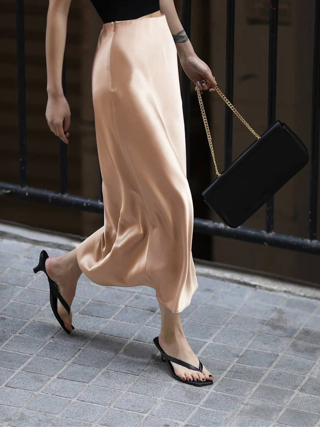 Cremet cappuccino satin midi-nederdel