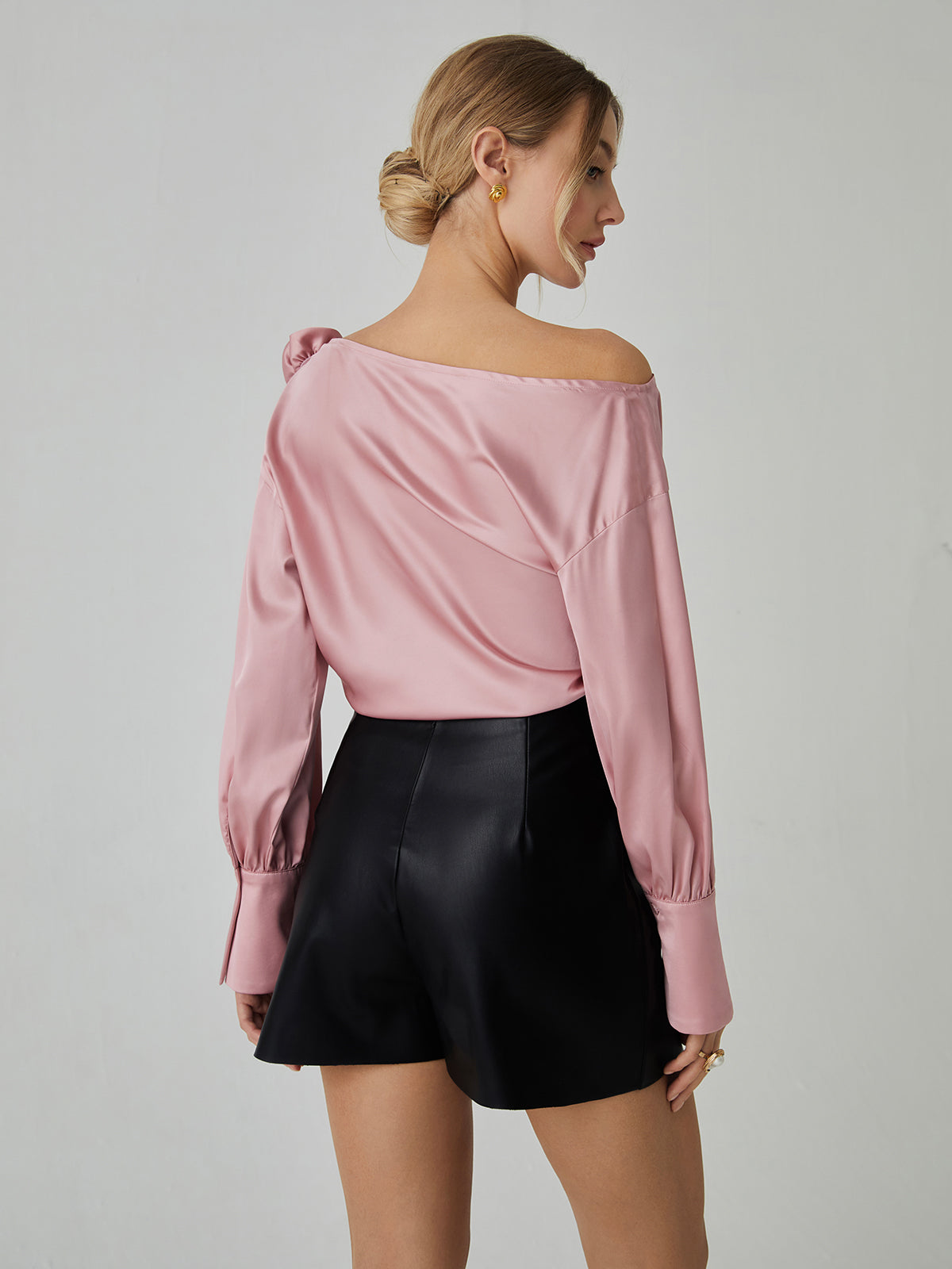 Romantisk satin rosette bluse med lange ærmer