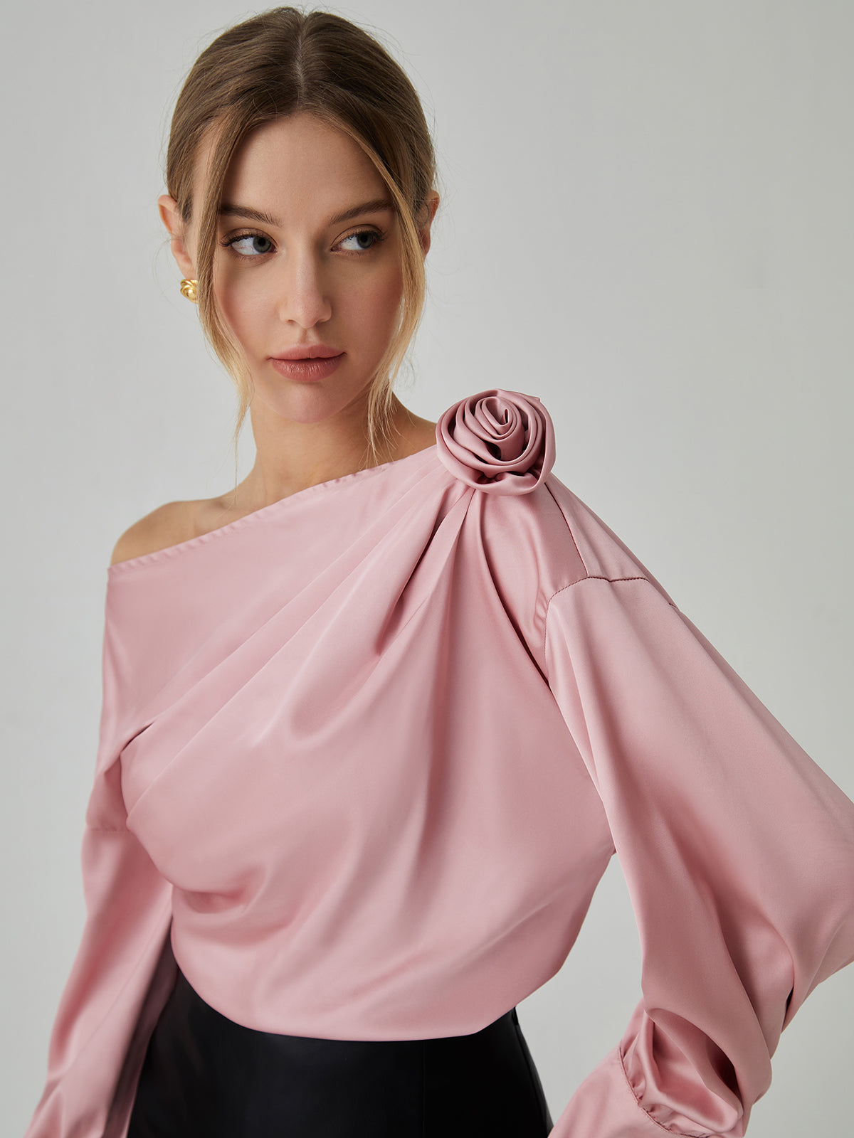 Romantisk satin rosette bluse med lange ærmer